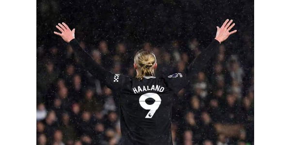 En tofarget drakt, en legende: Haaland skriver sitt målgivende epos i himmelblått og karmosinrødt.